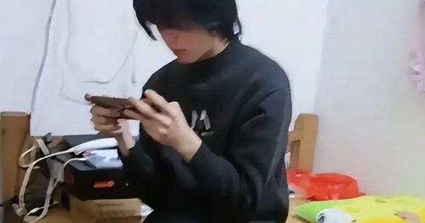 Bố quay clip bêu riếu con trai: “Tôi đã làm gì sai mà sinh ra đứa con thế này?”, dân mạng phát hiện ngay 1 chi tiết rùng mình!