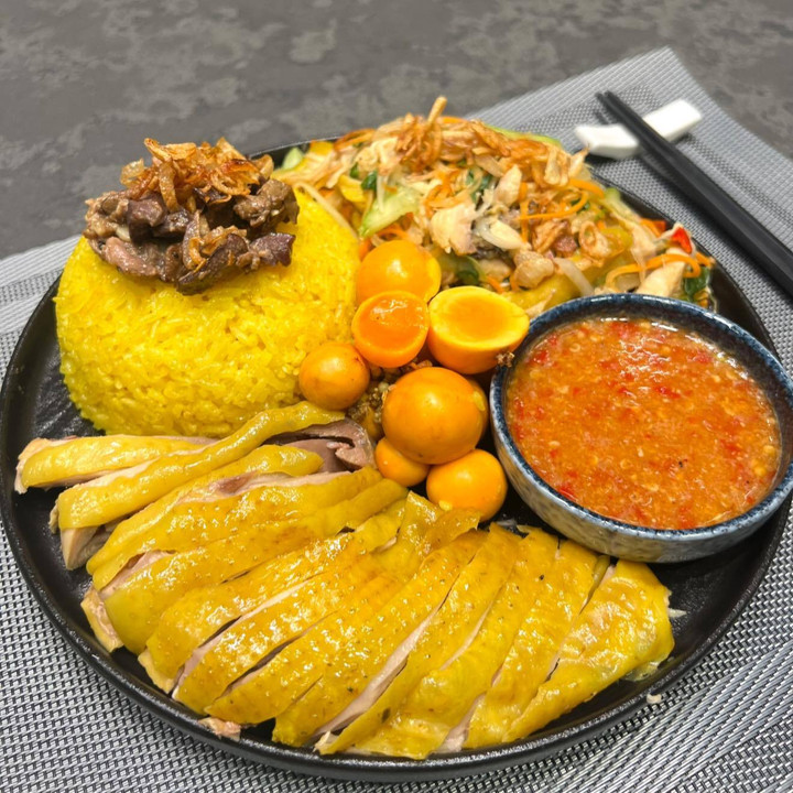 Không có bánh kem thành tựu, gen Z Hà Nội khoe ‘mâm cơm thành tựu 2025’