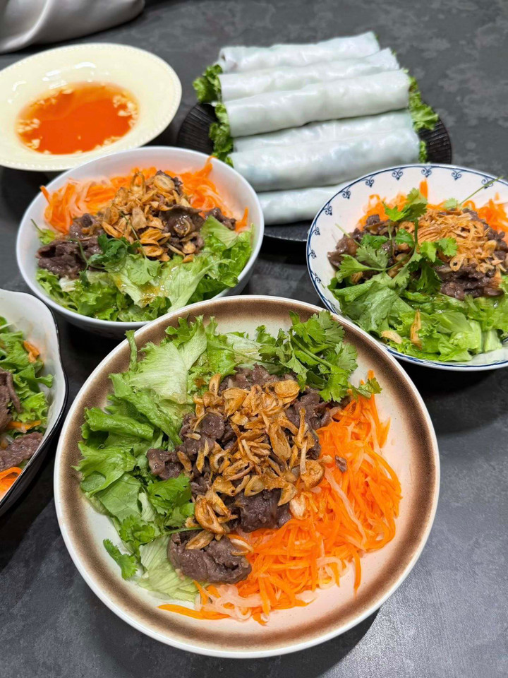 Không có bánh kem thành tựu, gen Z Hà Nội khoe ‘mâm cơm thành tựu 2025’