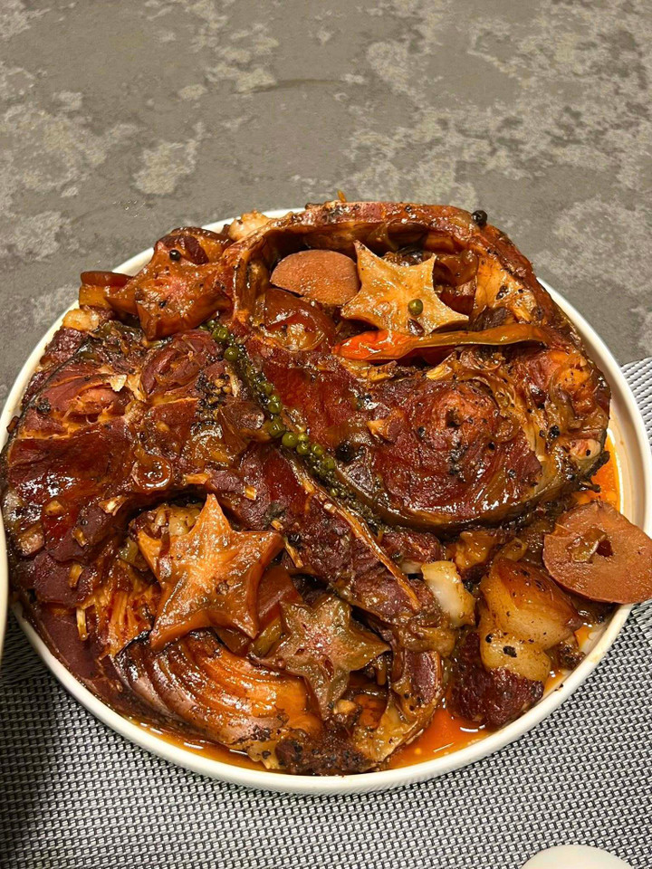 Không có bánh kem thành tựu, gen Z Hà Nội khoe ‘mâm cơm thành tựu 2025’