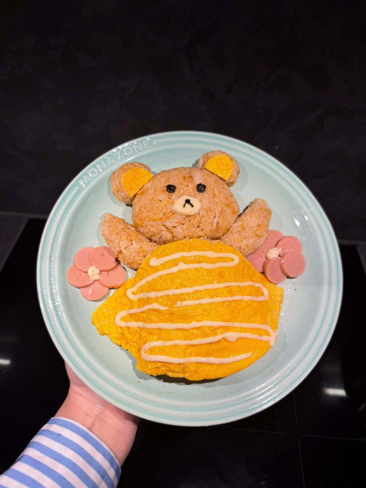 Không có bánh kem thành tựu, gen Z Hà Nội khoe ‘mâm cơm thành tựu 2025’