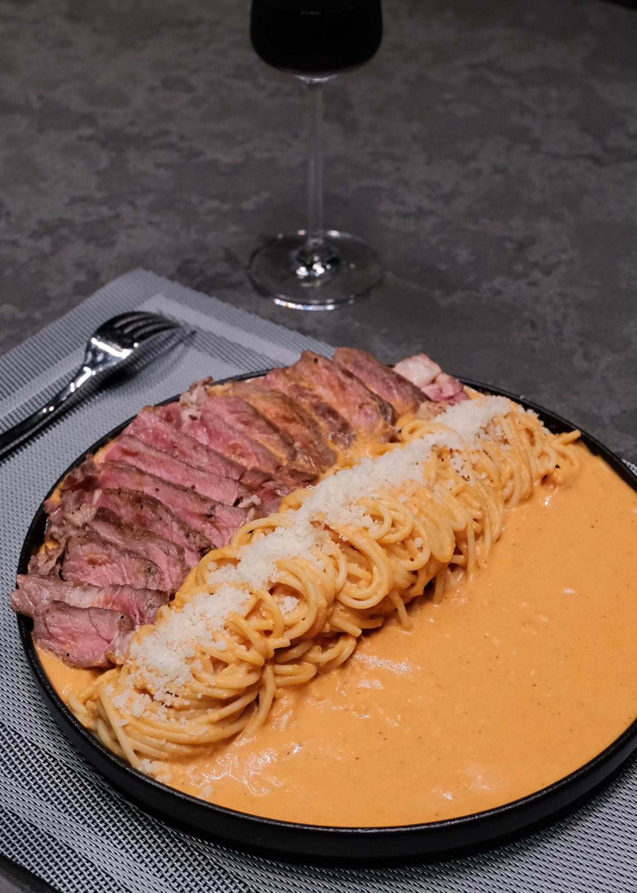 Không có bánh kem thành tựu, gen Z Hà Nội khoe ‘mâm cơm thành tựu 2025’