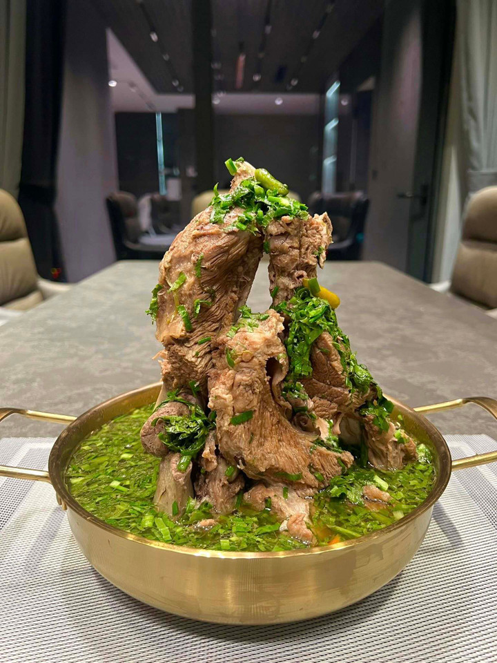 Không có bánh kem thành tựu, gen Z Hà Nội khoe ‘mâm cơm thành tựu 2025’