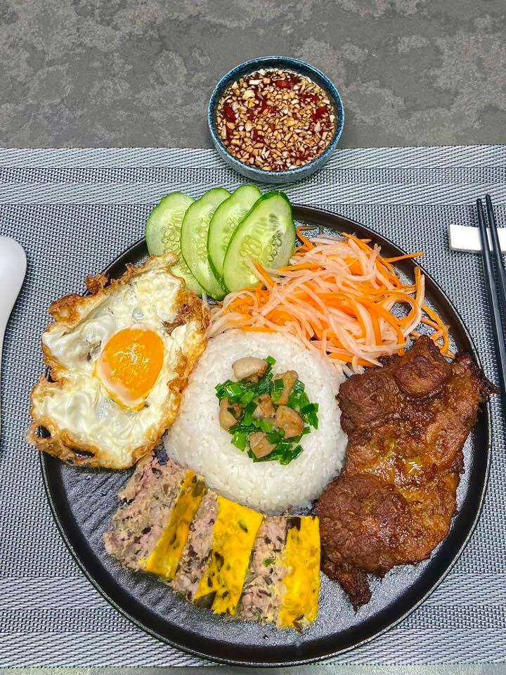 Không có bánh kem thành tựu, gen Z Hà Nội khoe ‘mâm cơm thành tựu 2025’