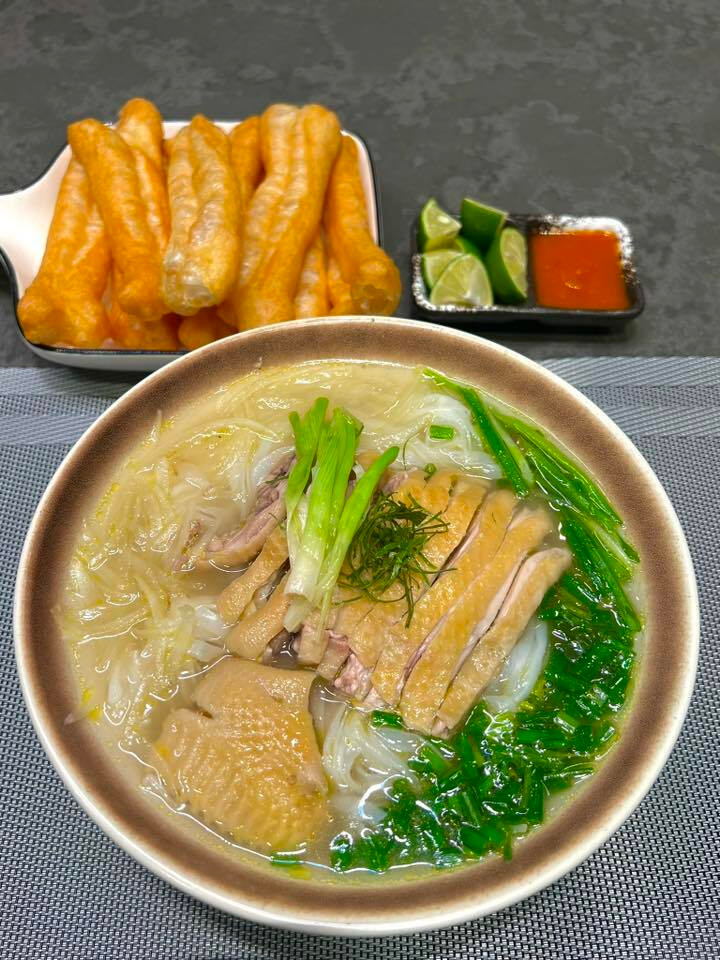 Không có bánh kem thành tựu, gen Z Hà Nội khoe ‘mâm cơm thành tựu 2025’