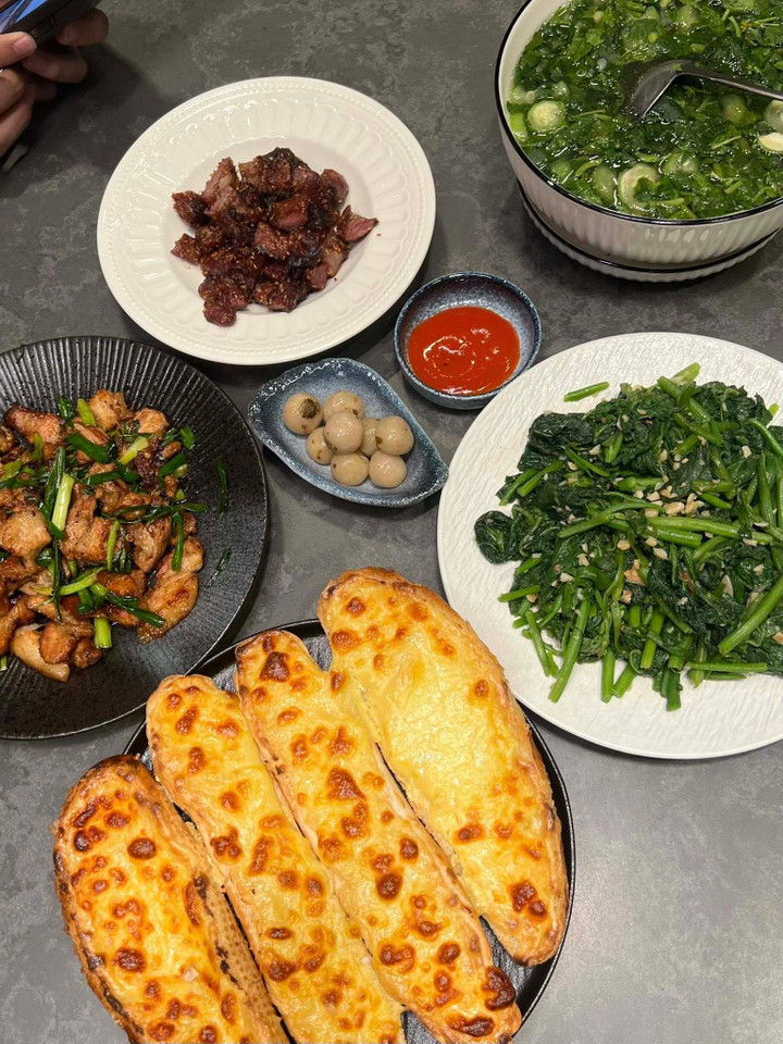 Không có bánh kem thành tựu, gen Z Hà Nội khoe ‘mâm cơm thành tựu 2025’