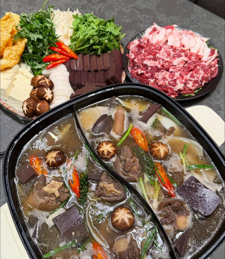 Không có bánh kem thành tựu, gen Z Hà Nội khoe ‘mâm cơm thành tựu 2025’