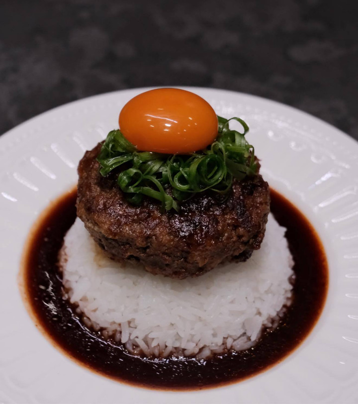 Không có bánh kem thành tựu, gen Z Hà Nội khoe ‘mâm cơm thành tựu 2025’