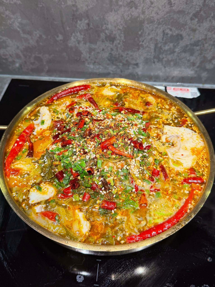 Không có bánh kem thành tựu, gen Z Hà Nội khoe ‘mâm cơm thành tựu 2025’