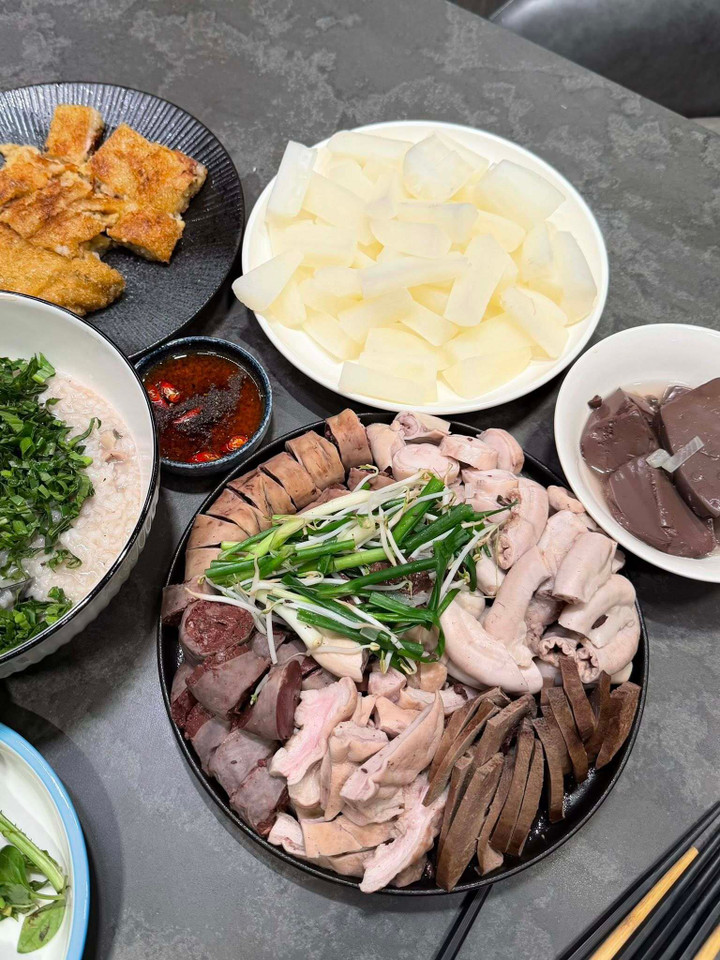 Không có bánh kem thành tựu, gen Z Hà Nội khoe ‘mâm cơm thành tựu 2025’