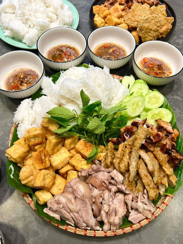 Không có bánh kem thành tựu, gen Z Hà Nội khoe ‘mâm cơm thành tựu 2025’