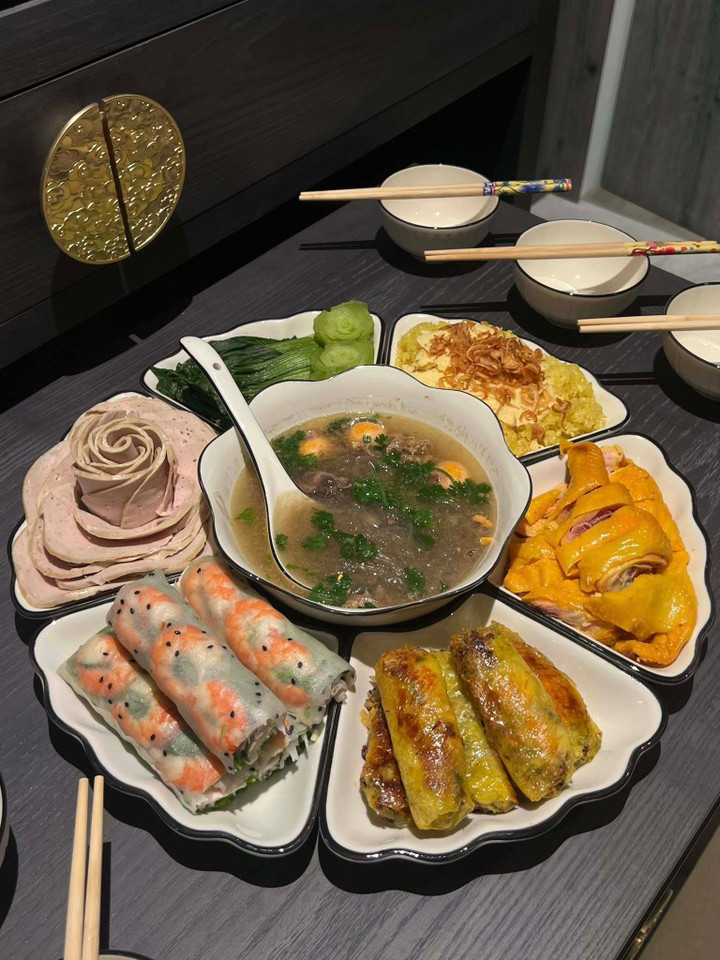 Không có bánh kem thành tựu, gen Z Hà Nội khoe ‘mâm cơm thành tựu 2025’